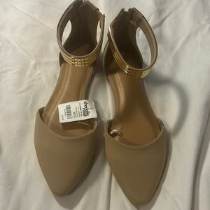 Nice tan flats size 6.